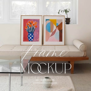 Puede incluir: Dos impresiones de arte enmarcadas en un sofá blanco con un marco de madera. La impresión de la izquierda presenta un jarrón de tulipanes naranjas sobre un fondo rosa. La impresión de la derecha presenta formas abstractas en rosa, azul, amarillo y marrón.