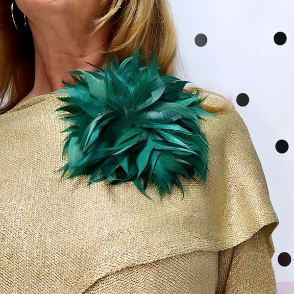 Green CHRYSANTHEMUM FEATHER FLOWER BROOCH - Feathers green flower brooch - Broche/pince Fleur plumes vertes