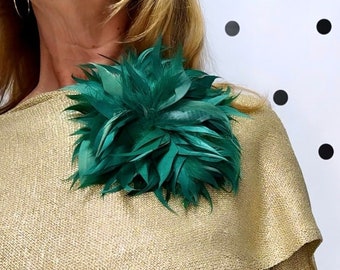 BROCHE FLEUR PLUME CHRYSANTHÈME Vert - Broche fleur plumes vertes - Broche/pince Fleur plumes vertes