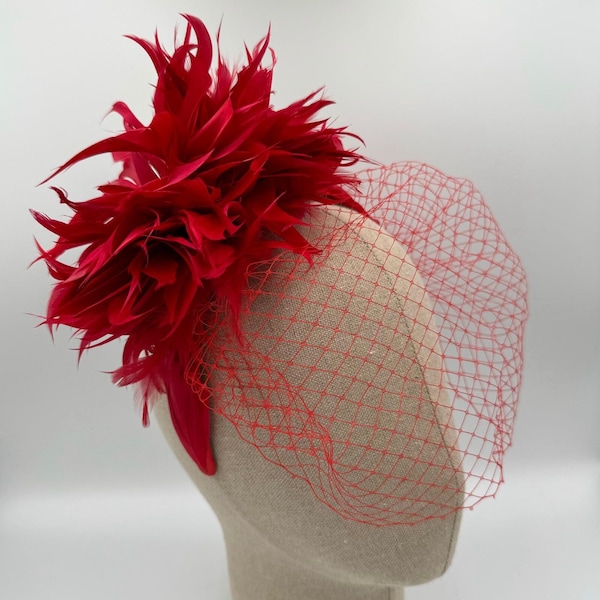 Kopfschmuck aus roten Federn – Coiffe bandeau serre tête plumes rouge – STIRNBAND FASCINATOR aus roten Federn