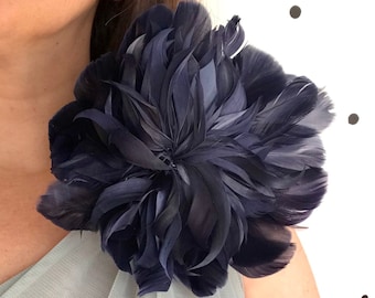 BROCHE FLEUR XL en plumes bleu marine - Broche fleur plumes marine - Broche Fleur plumes bleu marine