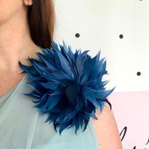Blue CHRYSANTHEMUM FEATHER FLOWER BROOCH - Feathers blue flower brooch - Broche/pince Fleur plumes bleu
