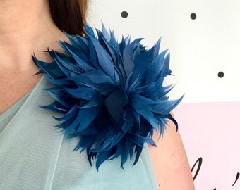 BROCHE FLEUR PLUME CHRYSANTHÈME Bleu - Broche fleur plumes bleu - Broche/pince Fleur plumes bleu