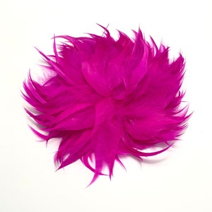 BROCHE FLOR de plumas CRISANTEMO fucsia Feathers fuchsia flower brooch Broche/pince Fleur plumes fuchsia Fucsia