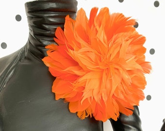 BROCHE FLEUR XL avec plumes orange - Broche plumes fleur orange - Broche Fleur plumes orange
