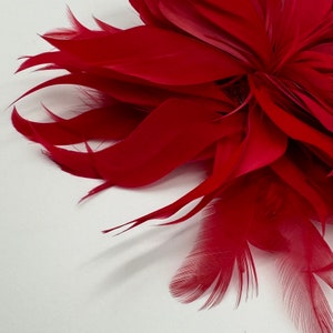 BROCHE FLOR de plumas CRISANTEMO rojo Feathers red flower brooch Broche/pince Fleur plumes rouge Rojo