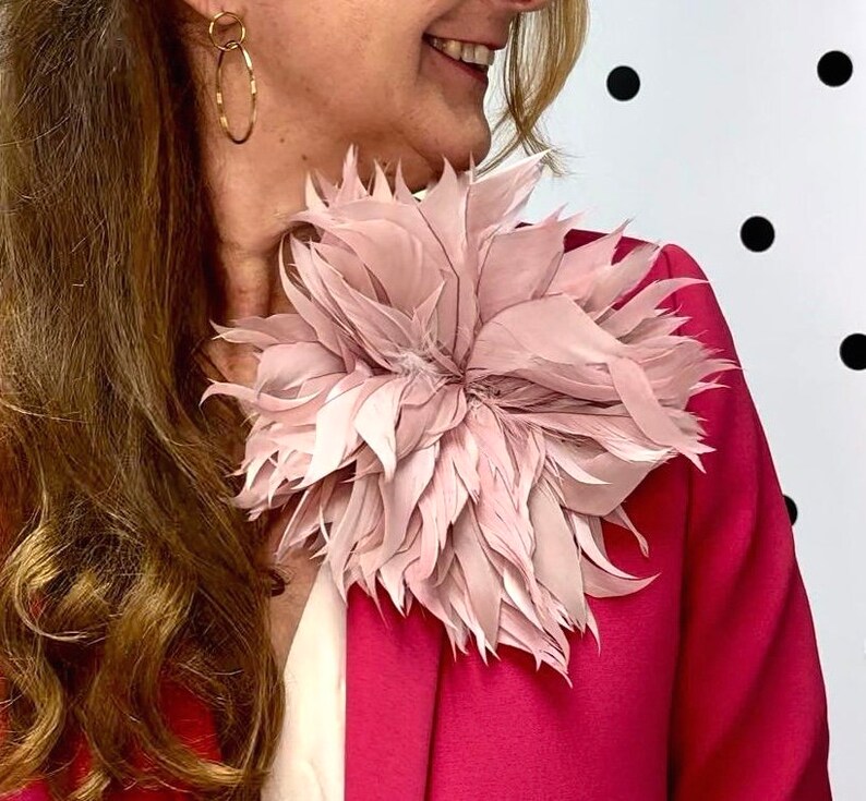 BROCHE FLOR de plumas CRISANTEMO fucsia Feathers fuchsia flower brooch Broche/pince Fleur plumes fuchsia imagen 5