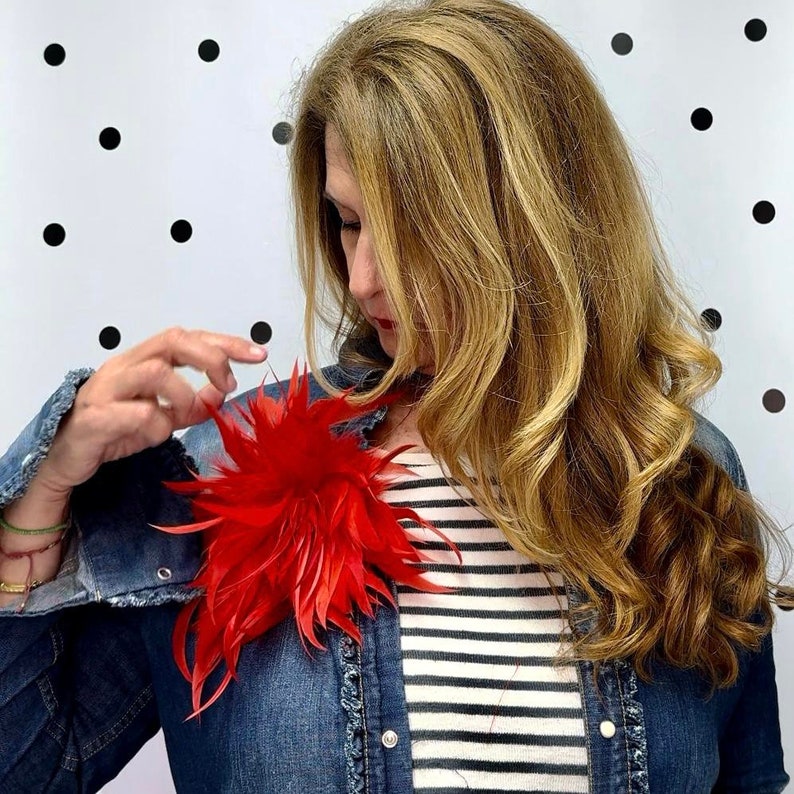 BROCHE FLOR de plumas CRISANTEMO rojo Feathers red flower brooch Broche/pince Fleur plumes rouge imagen 3