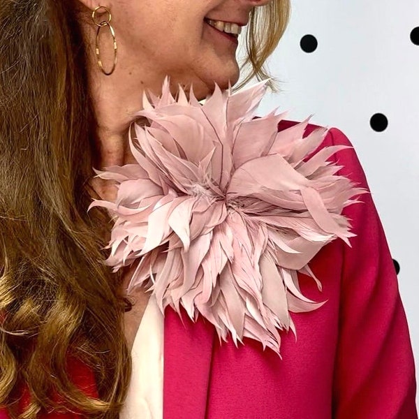 BROCHE FLOR de plumas CRISANTEMO rosa - Feathers pink flower brooch - Broche/pince Fleur plumes rose