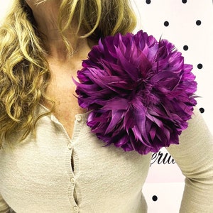 プラムの羽根で作られたXLフラワーブローチ - プラムの羽根の花のブローチ - フルール・プルーム・プルーンのブローチ