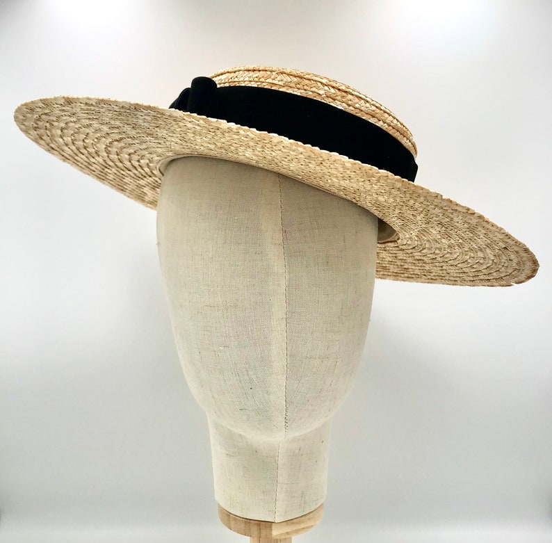 Canotier ala ancha lazo terciopelo negro Canotier plat aile large noeud velours noir Wide-Brimmed and flat crown Straw Hat black bow imagen 1
