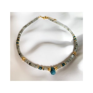 Collier ras du cou bohème avec fleurs dorées, chaîne de sable et perles noires, bijoux