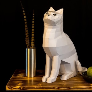 Gato sentado de papel para manualidades - tu mascota como decoración DIY,  instrucciones de construcción DIY para modelo de papel