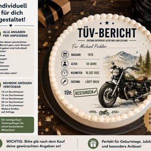 Puede incluir: Un adorno redondo para pastel con una ilustraci&oacute;n de motocicleta, un paisaje monta&ntilde;oso y texto en alem&aacute;n que incluye T&Uuml;V-BERICHT, 1976, 50 JAHRE, 18.262 TAGE, L&Auml;UFT NOCH y BESTANDEN. Incluye iconos de calendario, persona, veloc&iacute;metro y llave.