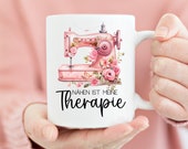 Personalisierte Tasse| Geschenk Nähen |  Tasse personalisiert | Nähmaschine Motiv Kaffeebecher | Bedruckte Tasse Nähen ist meine Therapie