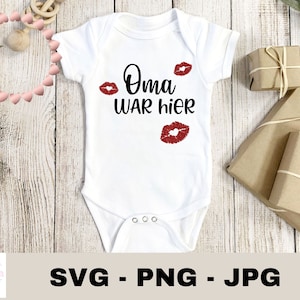 Op de afbeelding: Witte baby romper met zwarte tekst "Oma war hier" en rode glitterlippen.