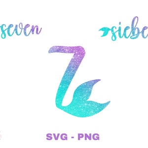 以下が含まれることがあります： 人魚の尻尾が付いた、キラキラ光るターコイズブルーとパープルの数字7。数字は筆記体で書かれています。「seven」と「sieben」という単語は、数字の上と下に筆記体で書かれています。「SVG - PNG」というテキストは、数字の下に書かれています。