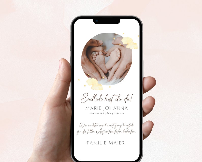 May include: A digital announcement card with a photo of a baby's feet in the hands of parents. The card is decorated with yellow clouds and gold stars. The text reads "Endlich bist du da! Marie Johanna 20.01.2023 / 3800 g / 50 cm War m&ouml;chten uns hiermit ganz herzlich f&uuml;r die tollen Anfragen/Anrufen bedanken. FAMILIE MAIER"