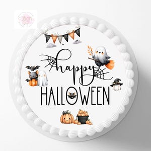 Puede incluir: Una tarta redonda con glaseado blanco y una imagen comestible con temática de Halloween. La imagen presenta las palabras "Happy Halloween" en escritura negra, junto con ilustraciones de murciélagos, fantasmas, calabazas y un sombrero de bruja.