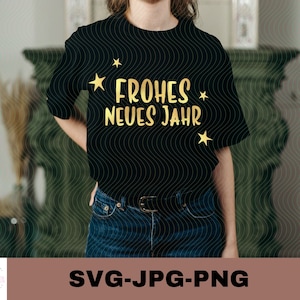 Puede incluir: Una camiseta negra con texto dorado que dice "Frohes Neues Jahr" y estrellas doradas.