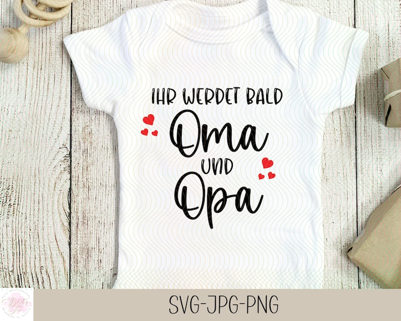 May include: White baby onesie with black text that reads "Ihr werdet bald Oma und Opa" with red hearts around the text. The onesie is on a wooden background. SVG-JPG-PNG.