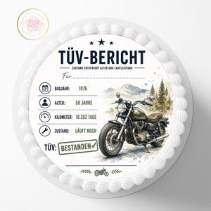 Puede incluir: Un pastel redondo con bordes de glaseado blanco y una decoraci&oacute;n comestible impresa. El dise&ntilde;o incluye el texto T&Uuml;V-BERICHT, una ilustraci&oacute;n en acuarela de una motocicleta y detalles como BAUJAHR 1976, ALTER 50 JAHRE, KILOMETER 18.262 TAGE y ZUSTAND L&Auml;UFT NOCH, con un sello de T&Uuml;V BESTANDEN.