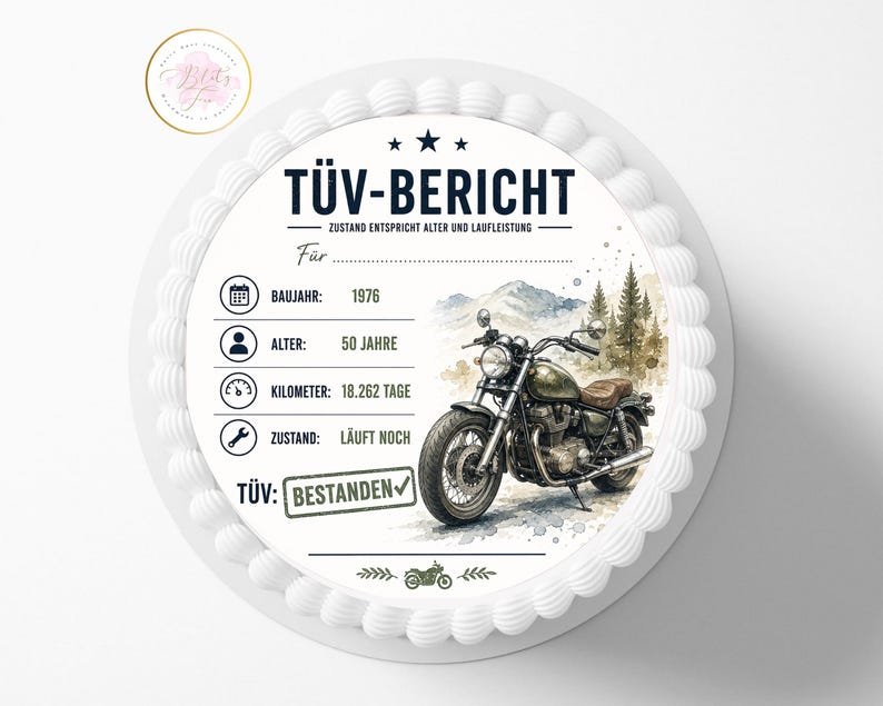 Puede incluir: Un pastel redondo con bordes de glaseado blanco y una decoraci&oacute;n comestible impresa. El dise&ntilde;o incluye el texto T&Uuml;V-BERICHT, una ilustraci&oacute;n en acuarela de una motocicleta y detalles como BAUJAHR 1976, ALTER 50 JAHRE, KILOMETER 18.262 TAGE y ZUSTAND L&Auml;UFT NOCH, con un sello de T&Uuml;V BESTANDEN.