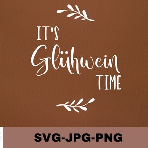 Op de afbeelding: Witte tekst op een bruine achtergrond met de tekst "It's Glühwein Time" met een eenvoudig bloemmotief boven en onder de tekst.