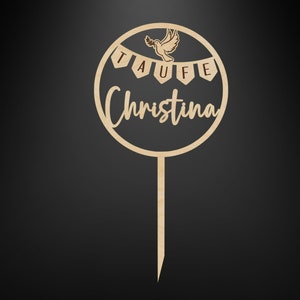 K&ouml;nnte beinhalten: Ein Tortenstecker aus hellem Holz mit einem kreisf&ouml;rmigen Rahmen und einem zentralen Stab. Im Kreis befindet sich eine Taubengrafik &uuml;ber einem Banner mit dem Text TAUFE und dem Namen Christina in einer geschwungenen Schreibschrift.