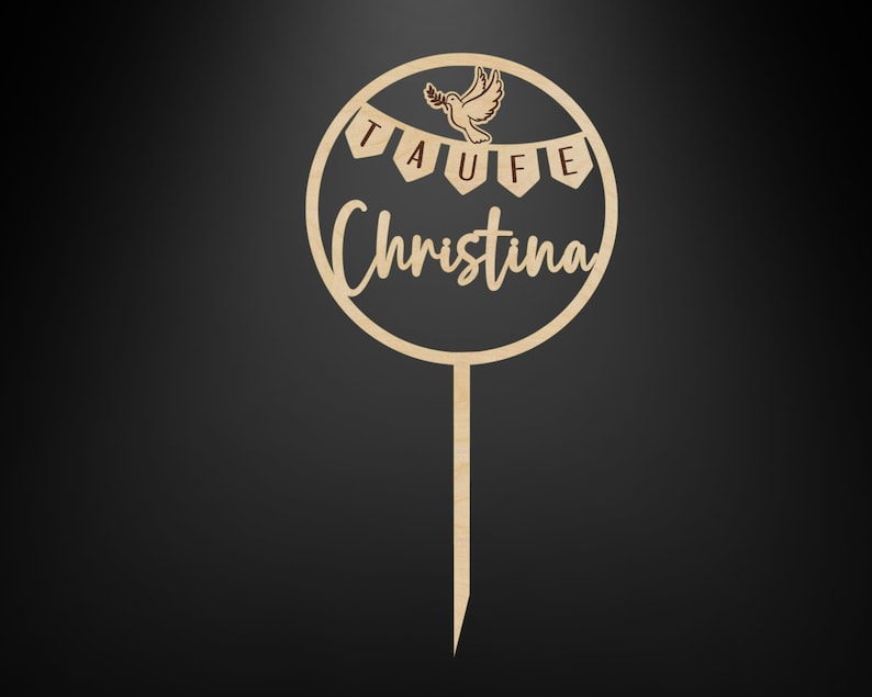 K&ouml;nnte beinhalten: Ein Tortenstecker aus hellem Holz mit einem kreisf&ouml;rmigen Rahmen und einem zentralen Stab. Im Kreis befindet sich eine Taubengrafik &uuml;ber einem Banner mit dem Text TAUFE und dem Namen Christina in einer geschwungenen Schreibschrift.