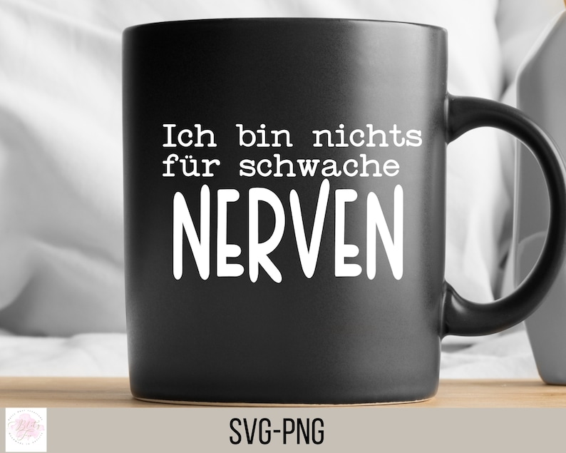 Puede incluir: Taza de caf&eacute; negra con texto blanco que dice "Ich bin nichts f&uuml;r schwache NERVEN".
