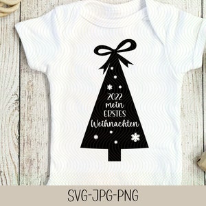 Pode incluir: Um macacão branco com um design de árvore de Natal preto. A árvore tem um laço no topo e o texto "2022 mein erstes Weihnachten" nela.