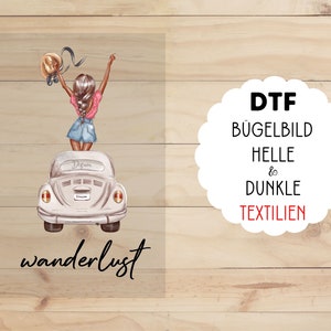 May include: A digital transfer iron-on design featuring a woman with a hat standing on top of a white Volkswagen Beetle with the word "wanderlust" written below. The design is for use on light and dark fabrics. The text "DTF BÜGELBILD HELLE & DUNKLE TEXTILIEN" is also included in the image.