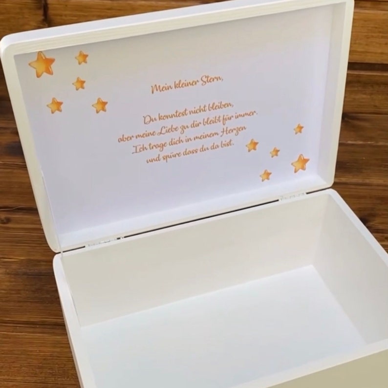 K&ouml;nnte beinhalten: Wei&szlig;e Holzkiste mit einem goldenen Sternendesign und dem Text "Mein kleiner Stern, Du konntest nicht bleiben, aber meine Liebe zu dir bleibt f&uuml;r immer. Ich trage dich in meinem Herzen und sp&uuml;re dass du da bist."