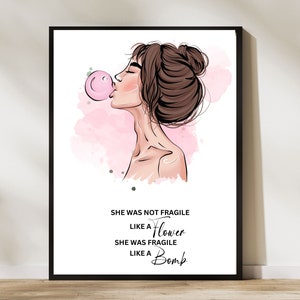 Könnte beinhalten: Eine digitale Illustration einer Frau, die eine Blase bläst, mit dem Text "Sie war nicht zerbrechlich wie eine Blume. Sie war zerbrechlich wie eine Bombe."
