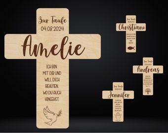 Könnte beinhalten: Holzkreuz mit einem Motiv von Taube und Olivenzweig. Der Text lautet "Zur Taufe 04.08.2024 Amelie ICH BIN MIT DIR UND WILL DICH BEHÜTEN, WO DU AUCH HINGEHST."