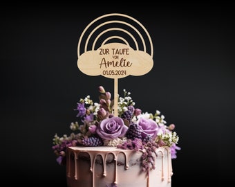 Könnte beinhalten: Holz-Regenbogen-Kuchentopper mit einer Wolke, auf der "Zur Taufe von Amelie 01.05.2024" steht. Der Topper ist mit lila Blumen verziert.