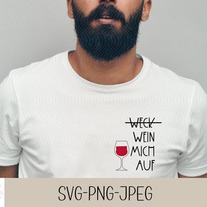 Peut inclure: T-shirt blanc avec du texte noir qui dit "Weck Wein Mich Auf" et un graphique de verre à vin rouge.