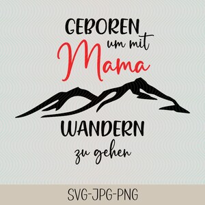 Peut inclure: Conception graphique en noir et blanc de montagnes avec le texte "GEBOREN um mit Mama WANDERN zu gehen" en rouge et noir.