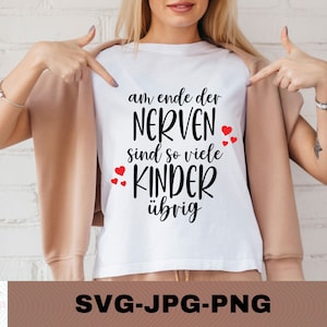 Może przedstawiać: Biała koszulka z czarnym tekstem, który brzmi "am ende der NERVEN sind so viele KINDER übrig" z czerwonymi sercami.