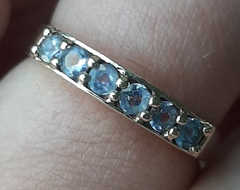 A 9ct yellow gold tanzanite ring.