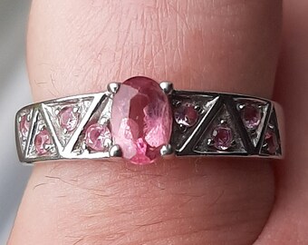 9ct ホワイト ゴールド ピンク トルマリンとピンク サファイアのリング