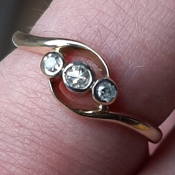 An antique 18ct gold three stone diamond ring