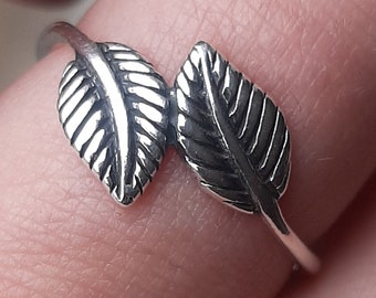 A vintage silver leaf ring