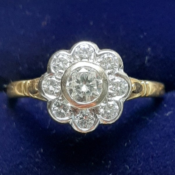 A vintage 18ct gold diamond daisy cluster ring