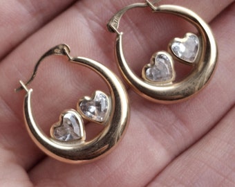 Un par de pendientes de aro vintage de oro de 9 quilates con circonitas cúbicas en forma de corazón.