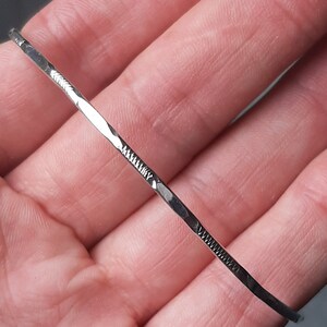 Peut inclure: Un bracelet jonc en argent avec un motif texturé.