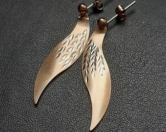 A vintage pair of 9ct wheat sheaf leaf gold drop stud earrings