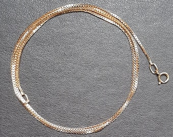 Uma corrente vintage de ouro 18 quilates com elos em caixa.