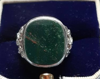 Un anillo de piedra de sangre de plata, tamaño de dedo N